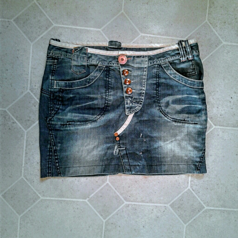 NWOT! H&M Jean distresed Mini skirt 8/10
