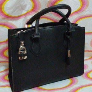 BLACK FAUX LEATHER HANDBAG W/LOCK & KEY DETAIL

?