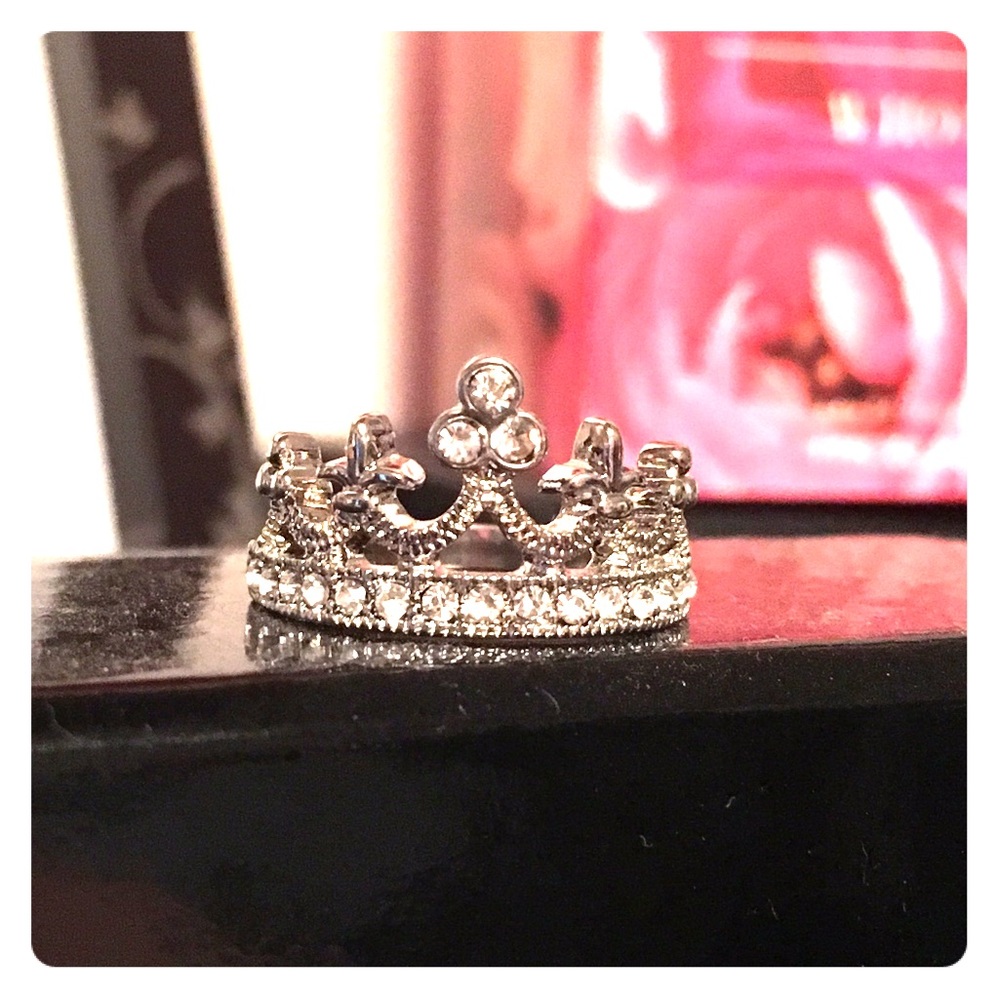 🍭•SALE•🍭Silver Queen Crown Ring - Picture 2 of 4