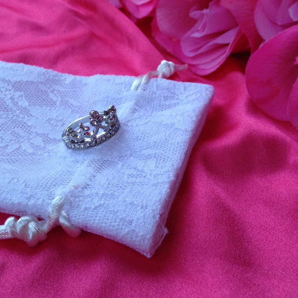 🍭•SALE•🍭Silver Queen Crown Ring - Picture 1 of 4