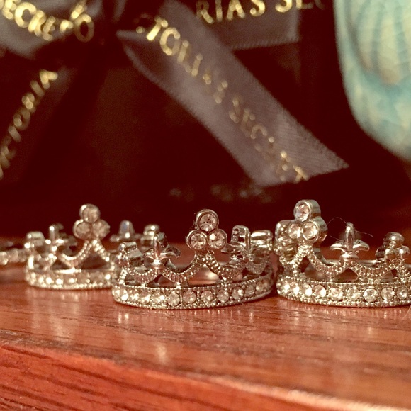 🍭•SALE•🍭Silver Queen Crown Ring - Picture 3 of 4