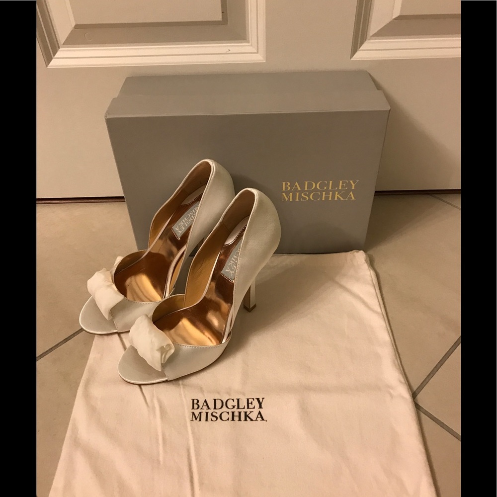 Badgley Mischka Hyde Satin Pump