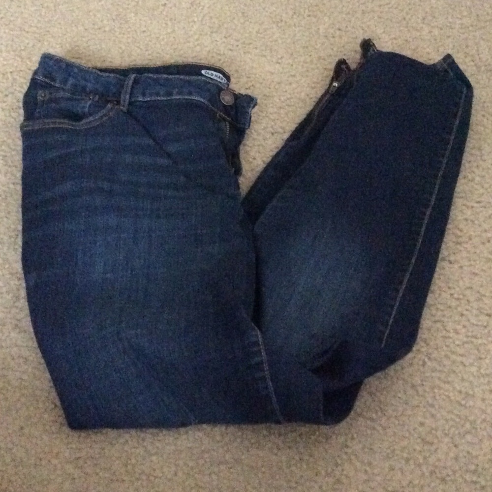 Do navy jeans with zippers at the ankles