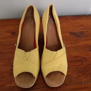 EUC TOMS light yellow wedges