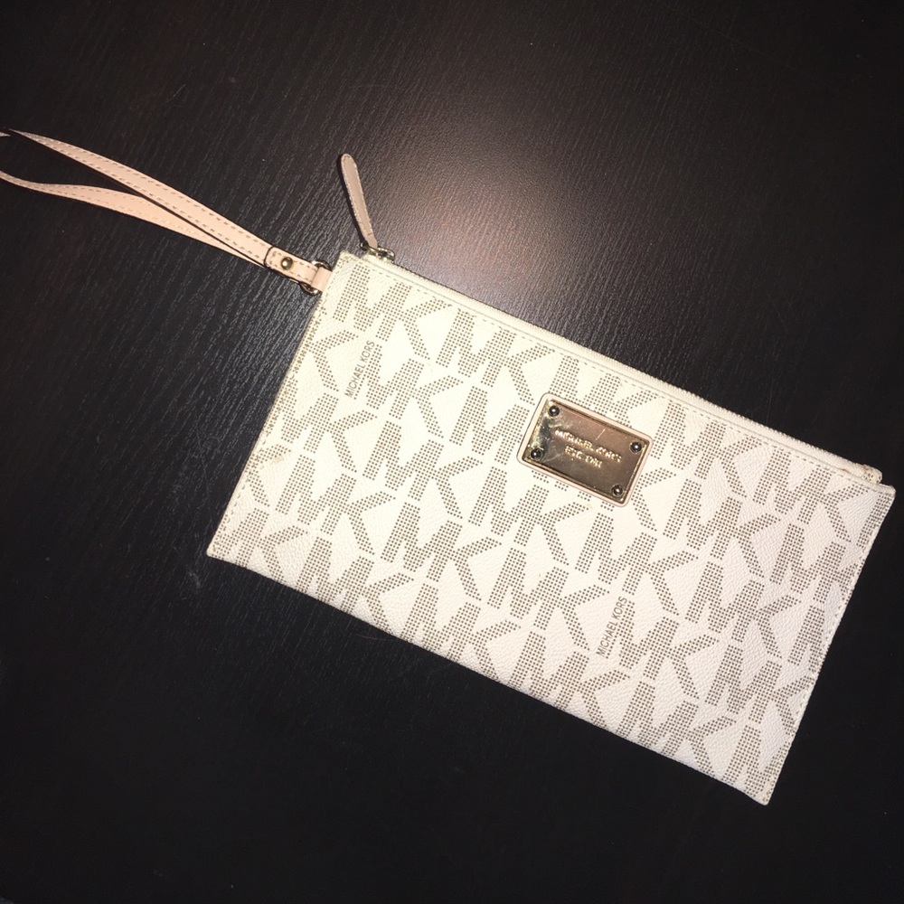 SOLD!!! ✅ Michael Kors Vanilla Monogram Wristlet