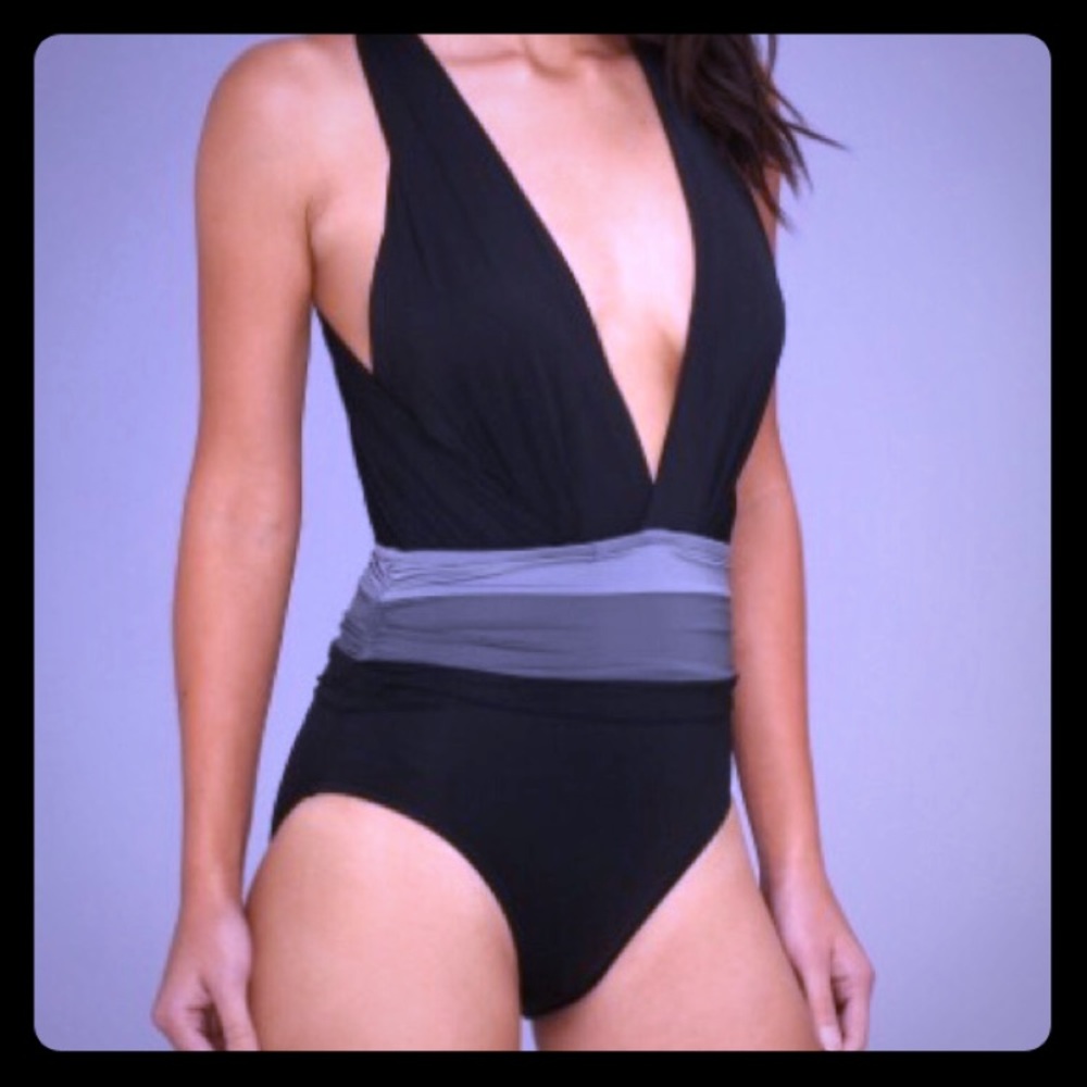 One piece, NWT flattering swimsuit. 💓