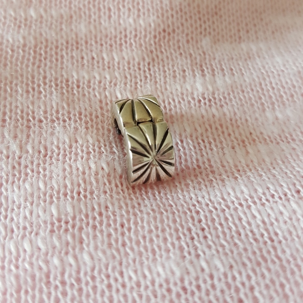 Pandora Sunburst Clip
