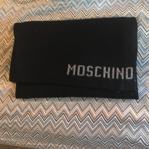 moschino scarf - Picture 1 of 3
