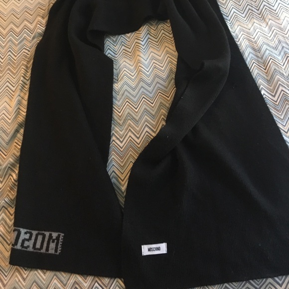 moschino scarf - Picture 3 of 3