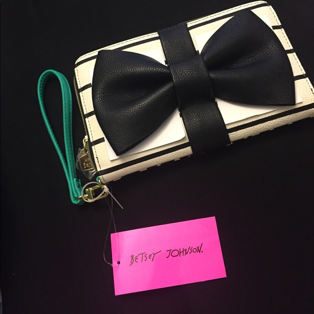 Betsey Johnson zip up accordion wallet