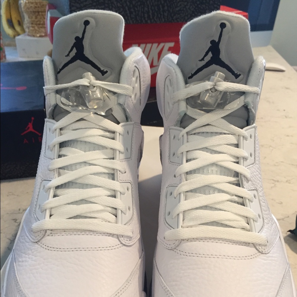 DS. NIKE AIR JORDAN 5. Retro. Silver. Size 13.