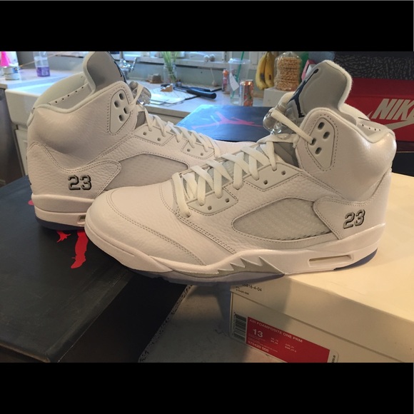 DS. NIKE AIR JORDAN 5. Retro. Silver. Size 13. - Picture 2 of 3