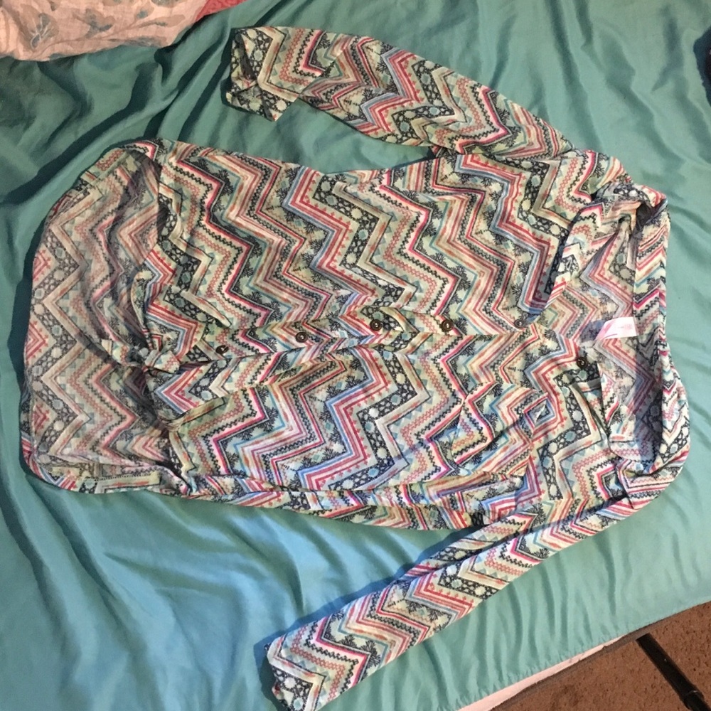 No Boundaries Medium Hi-low button up shirt