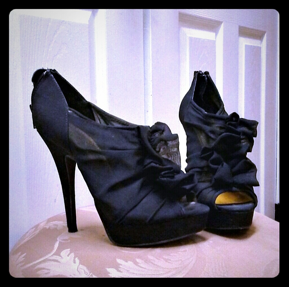 Ruffled Black Pumps