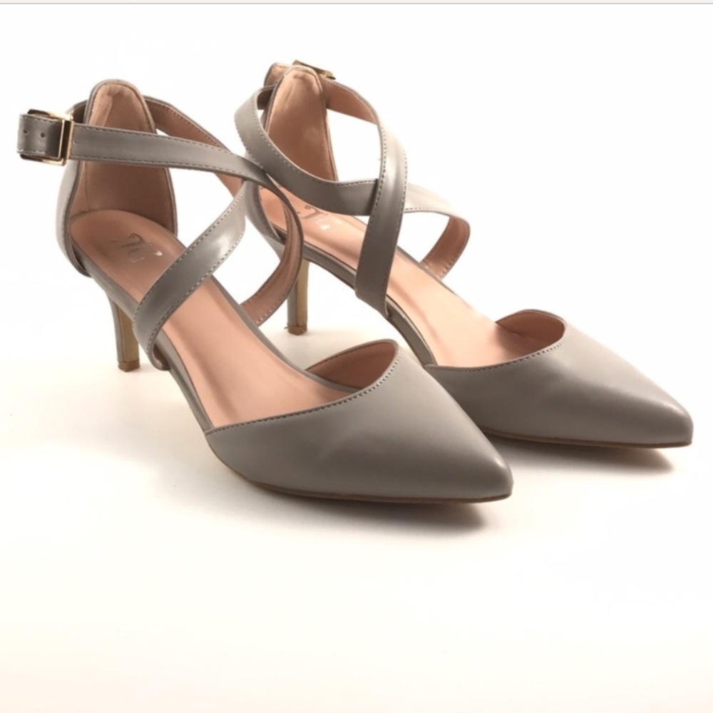 JOURNEE COLLECTION strapped heels🖤