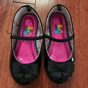 Patent leather shoes with a bow