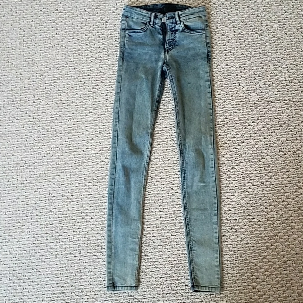 ADORABLE H&M light wash, mid-rise skinny jeans!