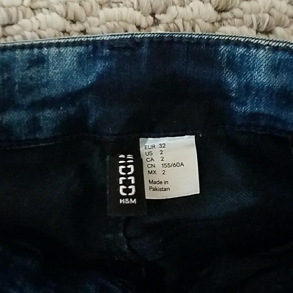 ADORABLE H&M light wash, mid-rise skinny jeans! - Picture 2 of 2