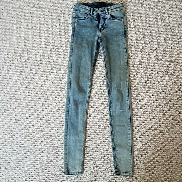 Divided Denim - ADORABLE H&M light wash, mid-rise skinny jeans!