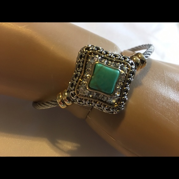 💥💥💥🎉HP 8/13/17🎉Beautiful Bangle Bracelet - Picture 1 of 4