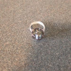 Ring with a real black pearl