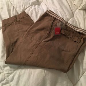 NWT British khaki capris