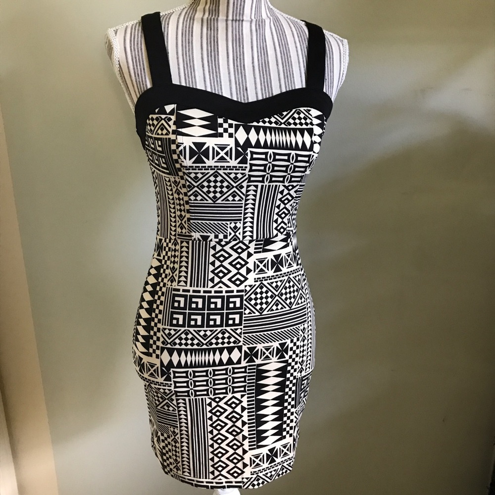 Body Contouring Mini Dress Size S Cream & Black