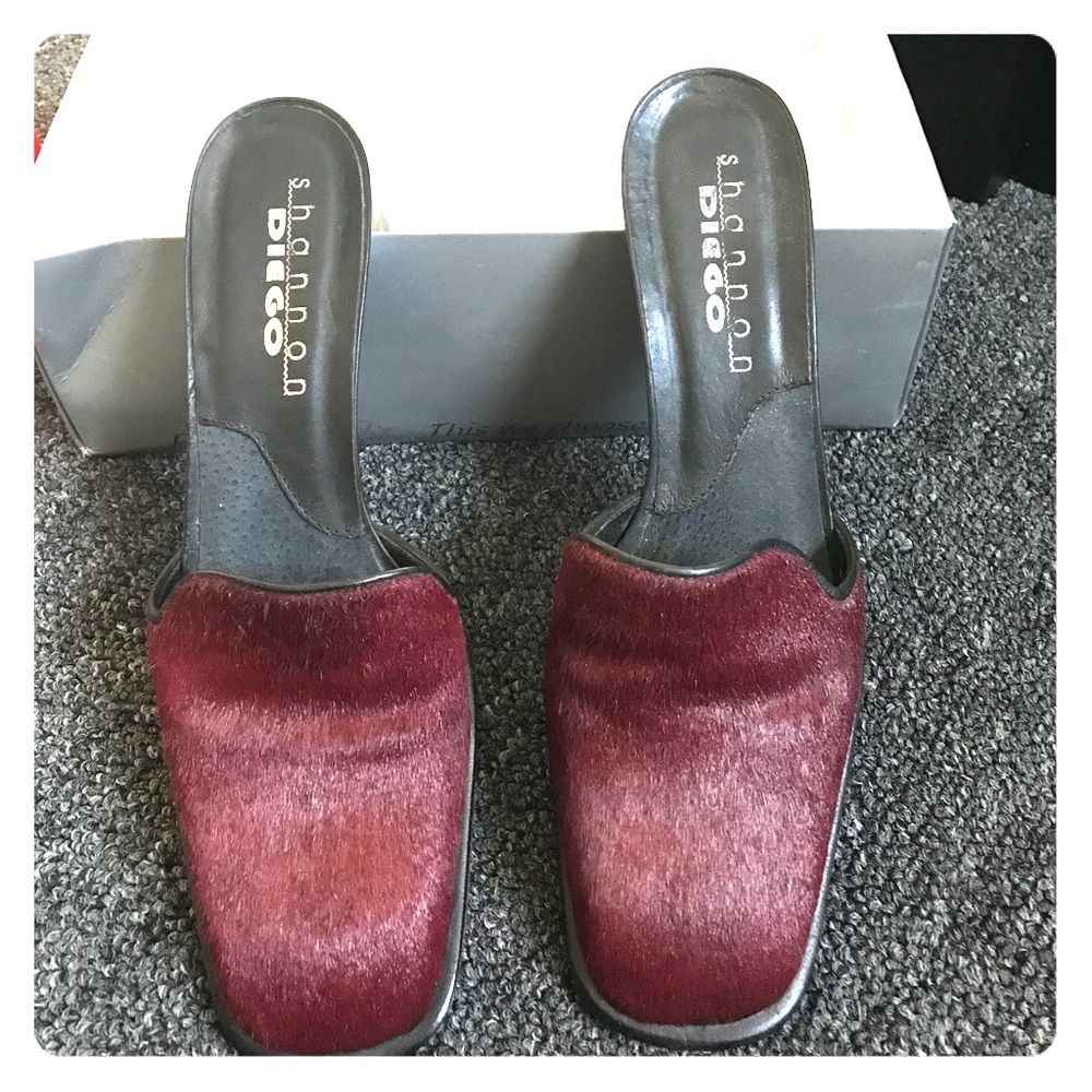 Shannon Diego closed toe slip on's.