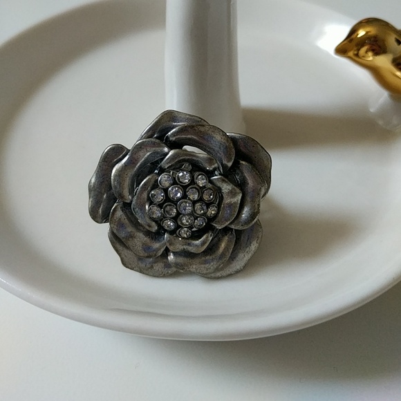 Silver statement flower ring - Picture 1 of 3