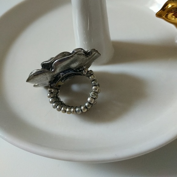 Silver statement flower ring - Picture 2 of 3