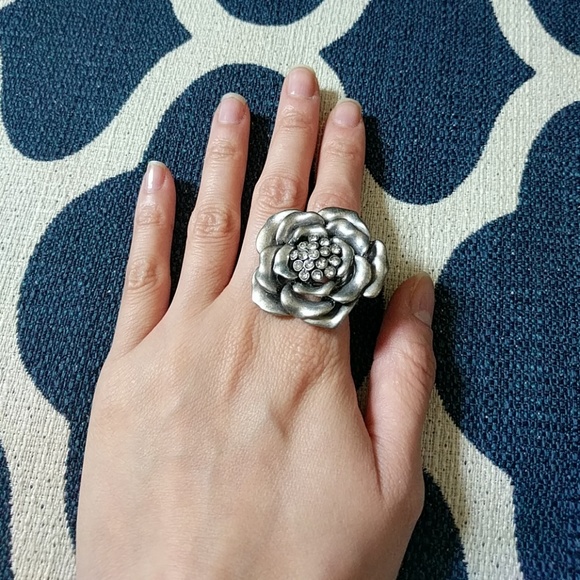 Silver statement flower ring - Picture 3 of 3