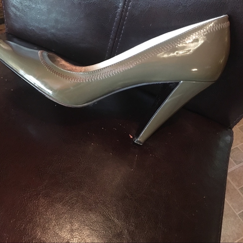 Calvin Klein pump.. damage on right heel