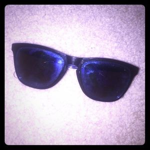 Unisex, blue mirrored Oakley sunglasses