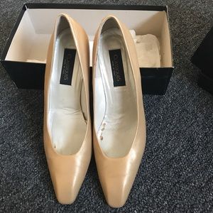 Gold Classiques leather pump