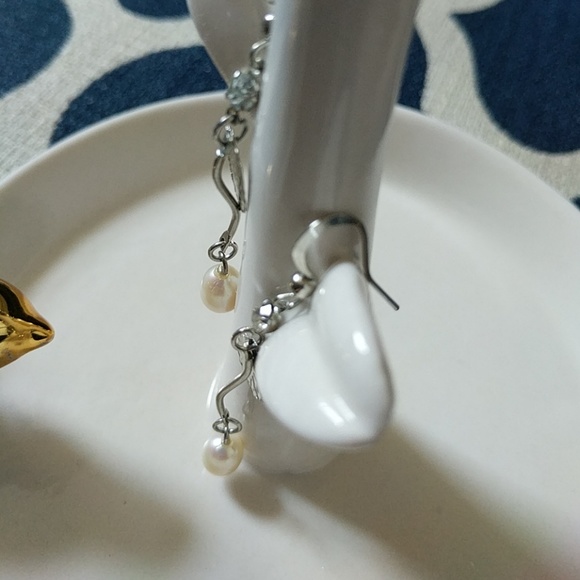 Silver Drop pearl and leaf earrings - Picture 3 of 3