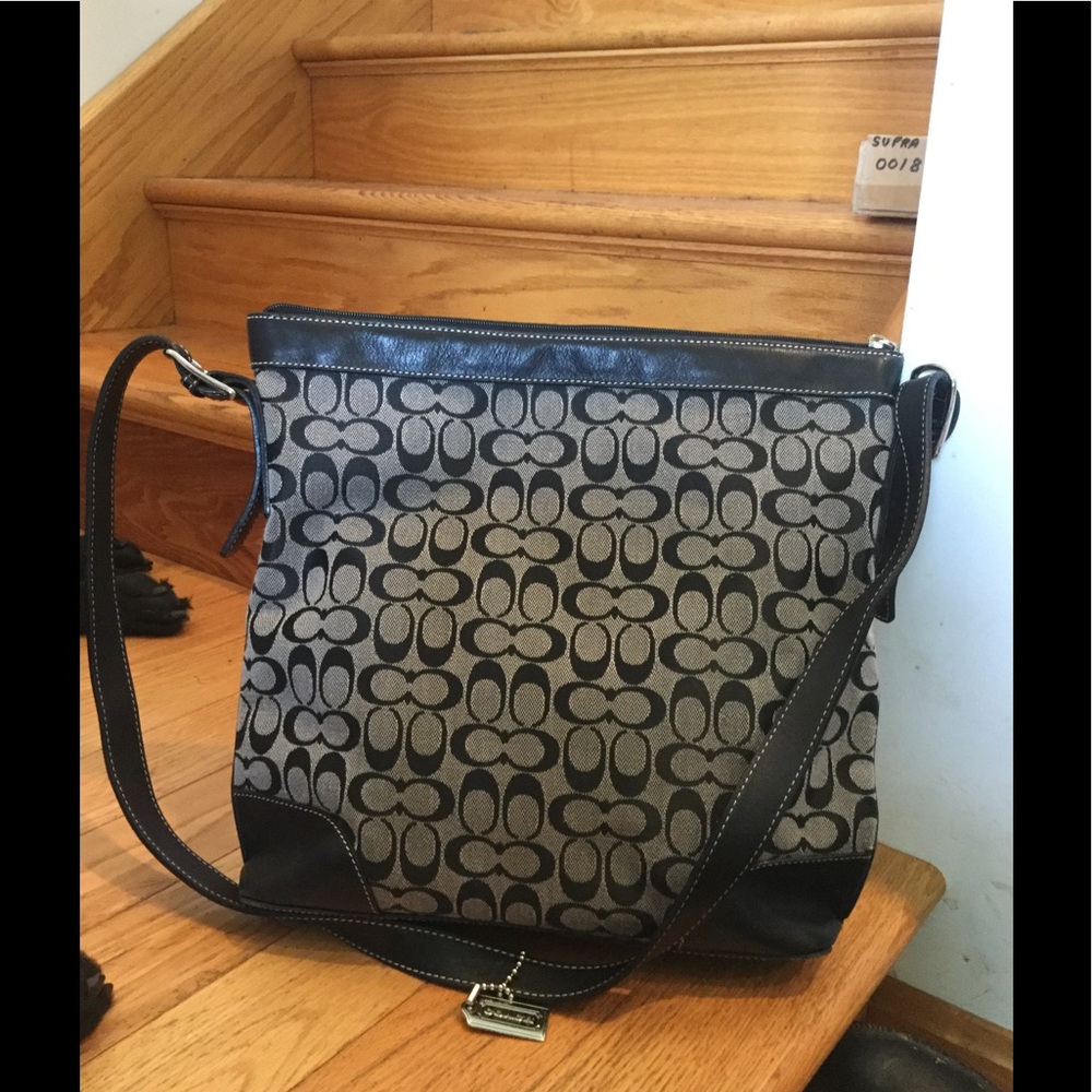Coach  signature shoulder bag