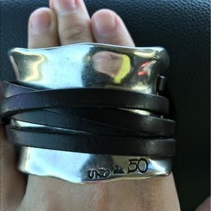Uno de 50 cuff