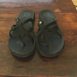 Black size 7 criss cross flip flops