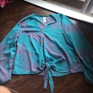 Long sleeve crop top.