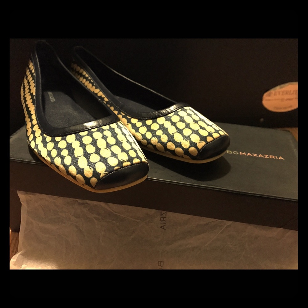 NEW BCBG MAXAZRIA Gold and Navy Flats, Size 6.5