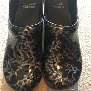 Dansko clogs like new size 40 (10 or 9)