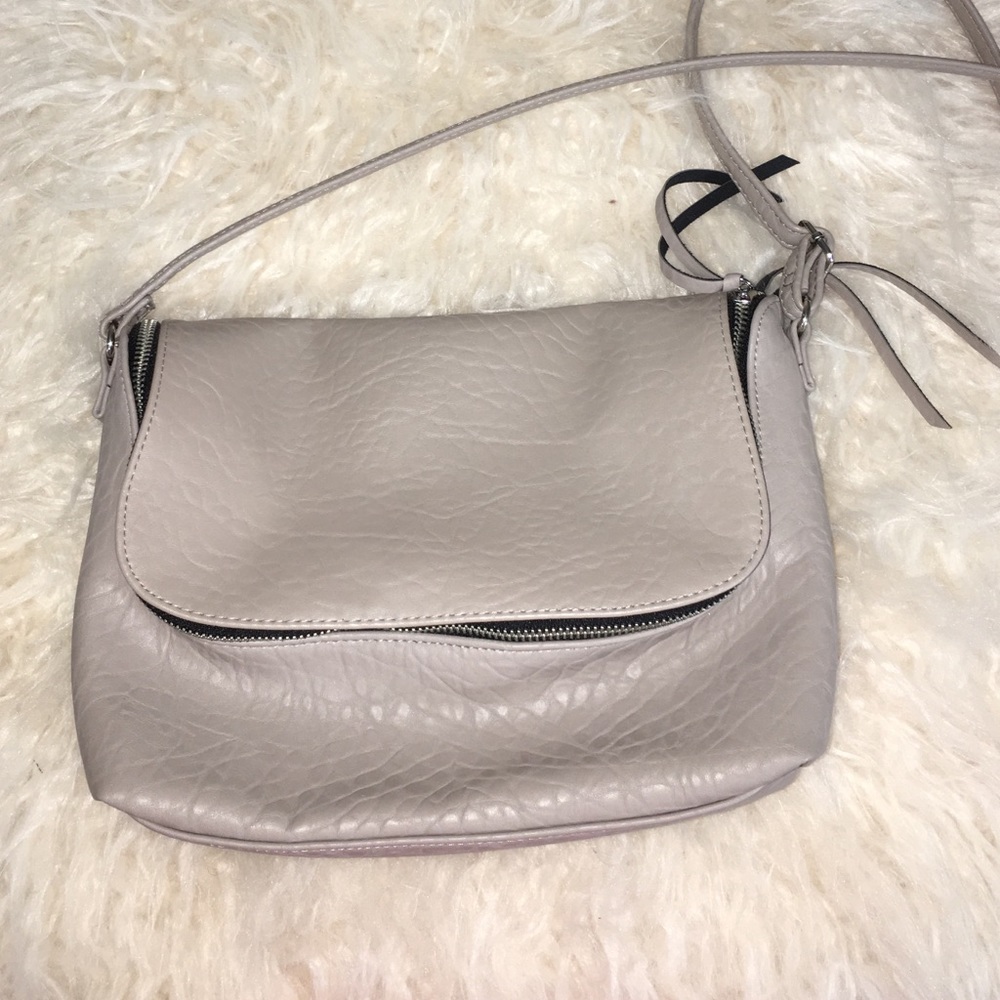 Very cute and simple grey crossbody bag!