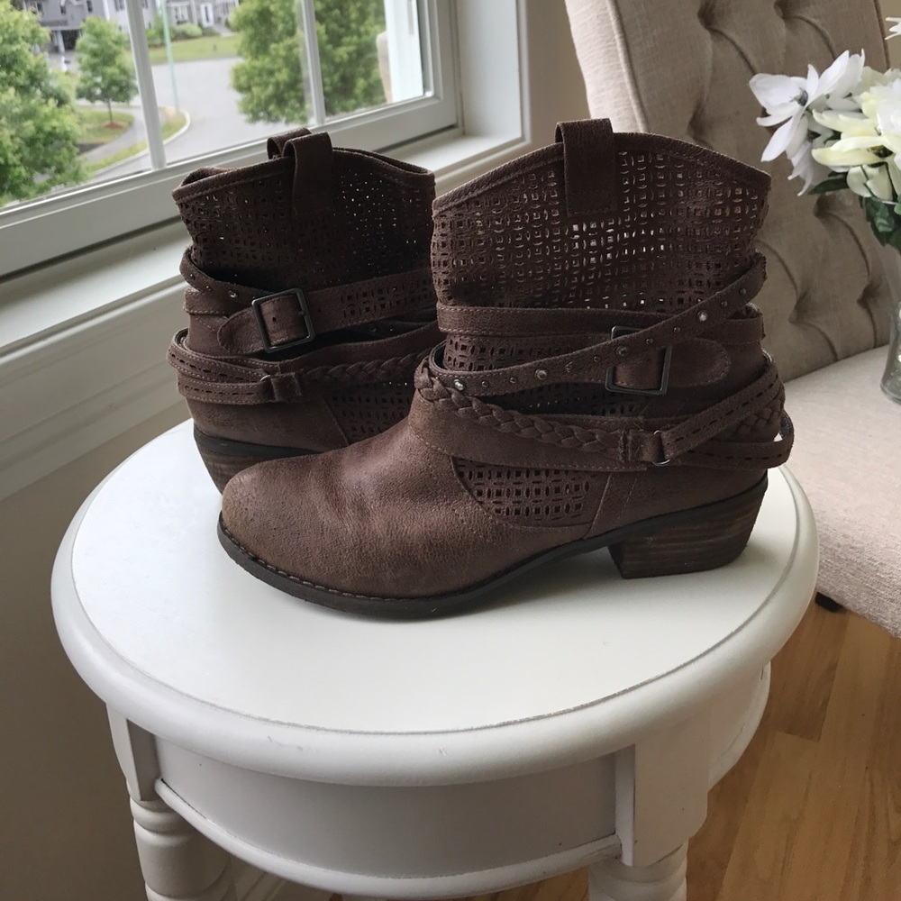 Short cowboy boots