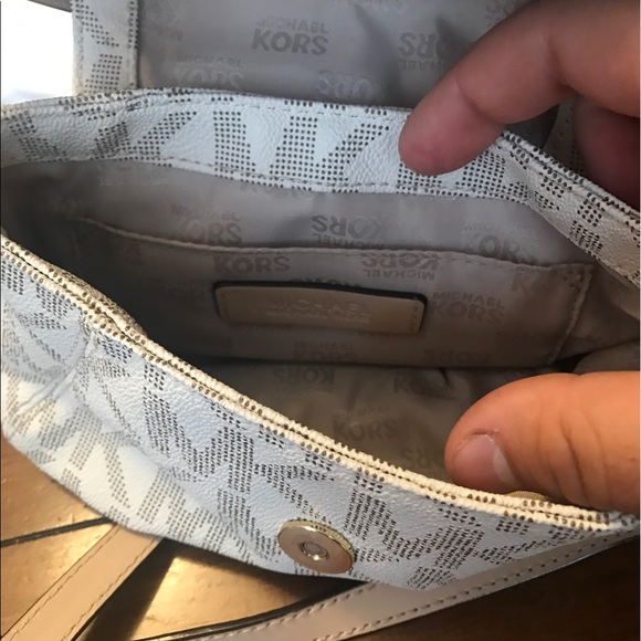 Micheal Kors crossbody - Picture 4 of 4