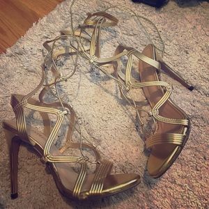 Strappy gold heels !