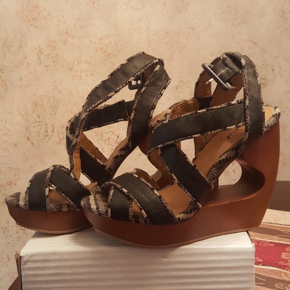 *NEVER WORN* Qupid Wedges