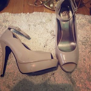 Nude pumps !