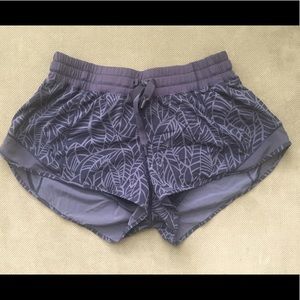 RARE PRINT Lululemon Hotty Hot Short. Size 8.