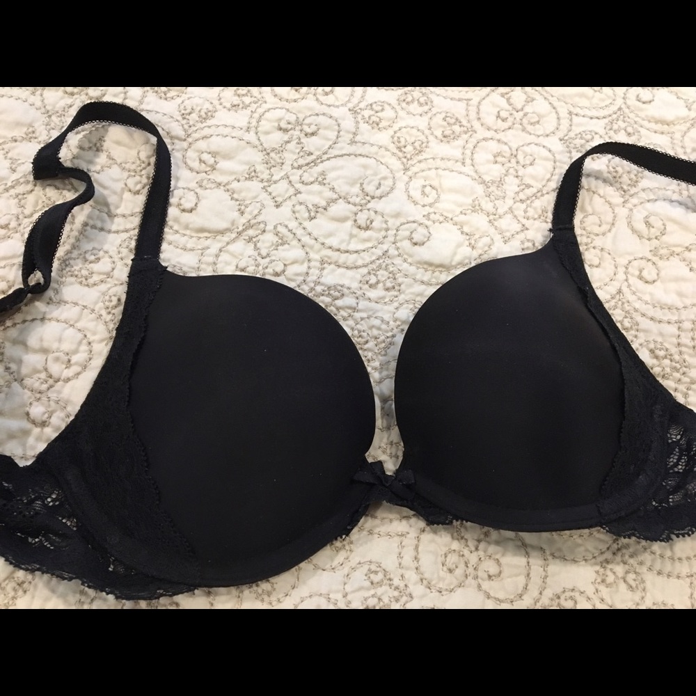 Black push-up Victoria's Secret bra. Va-va-voom!