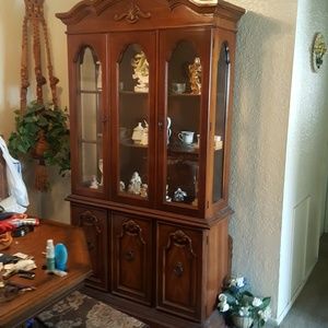 2 pcs China cabinet